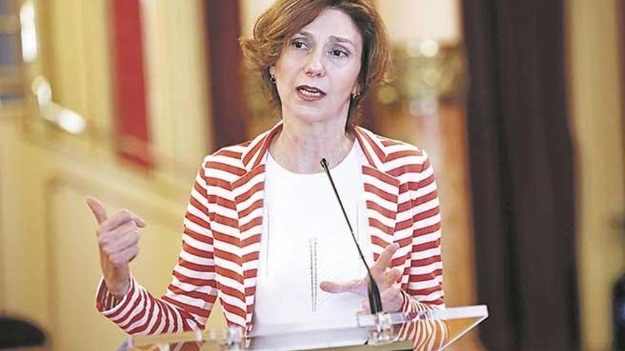 La secretaria de Estado de Turismo, Bel Oliver, en el Parlament.