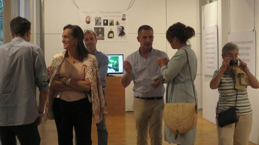 Visitantes en la exposición de Poveda en Cangas de Onís.