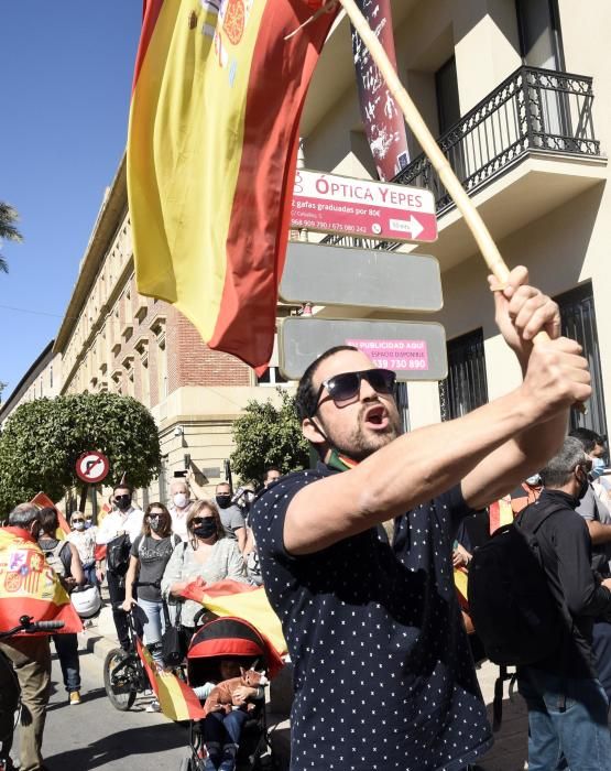 Un millar de coches protestan contra el Gobierno en la manifestación de Vox