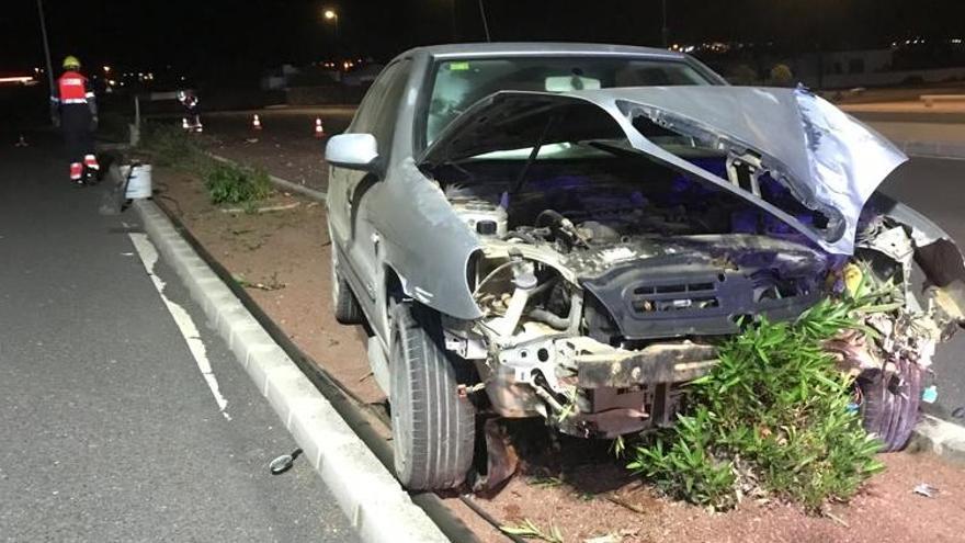 Un coche se sale de la vía y acaba sobre la mediana en la Avenida Faro Pechiguera en Playa Blanca.