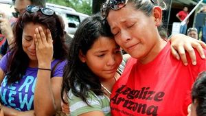Veïnes de la ciutat de Phoenix ploren d’alegria pel rebuig judicial a la nova llei d’immigració d’Arizona.