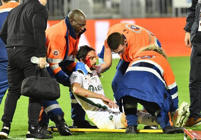 Neven Subotic (C), defensor de Saint-Etienne, recibe medicamentos luego de lesionarse durante el partido de fútbol L1 francés entre el FC Girondins de Bordeaux y el AS Saint-Etienne en el estadio Matmut Atlantique en Bordeaux.