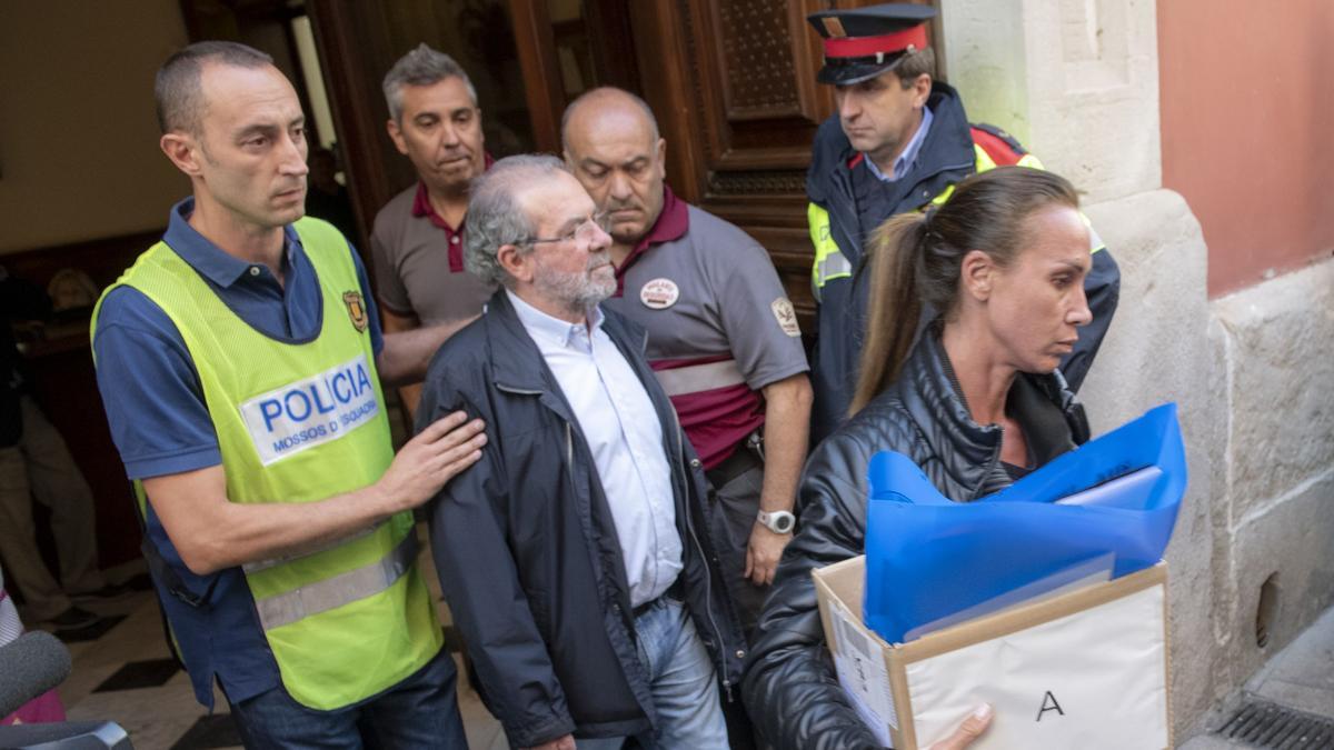 02-10-2018 LLEIDA PRESIDENT DE LA DIPUTACIO SALIENDO DETENIDO DE LA DIPUTACION FOTO: RAMON GABRIEL