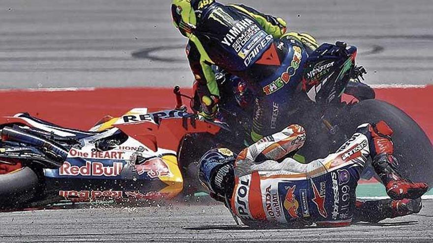 Jorge Lorenzo arrolla a Valentino Rossi, durante el Gran Premio de Catalunya celebrado ayer.