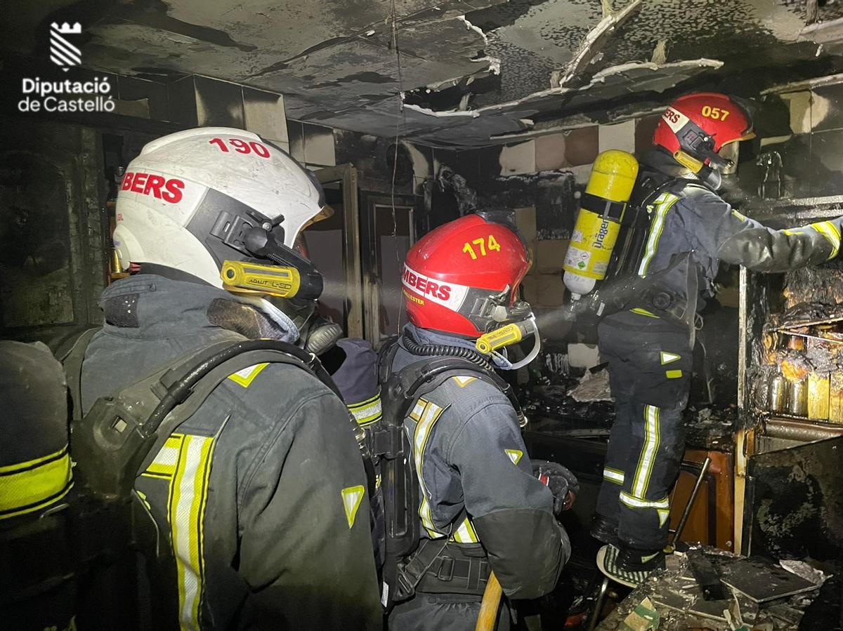 Los bomberos durante las labores de extinción del incendio.