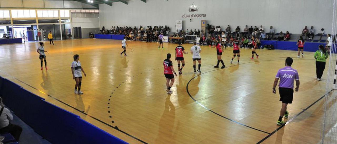 El polideportivo de Carrús, remodelado recientemente. | ANTONIO AMORÓS