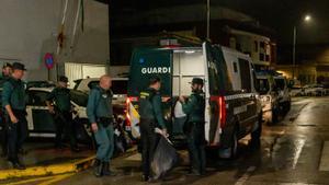 Agentes de la Guardia Civil en el operativo en Barbate para detener a los tripulantes de una narcolancha