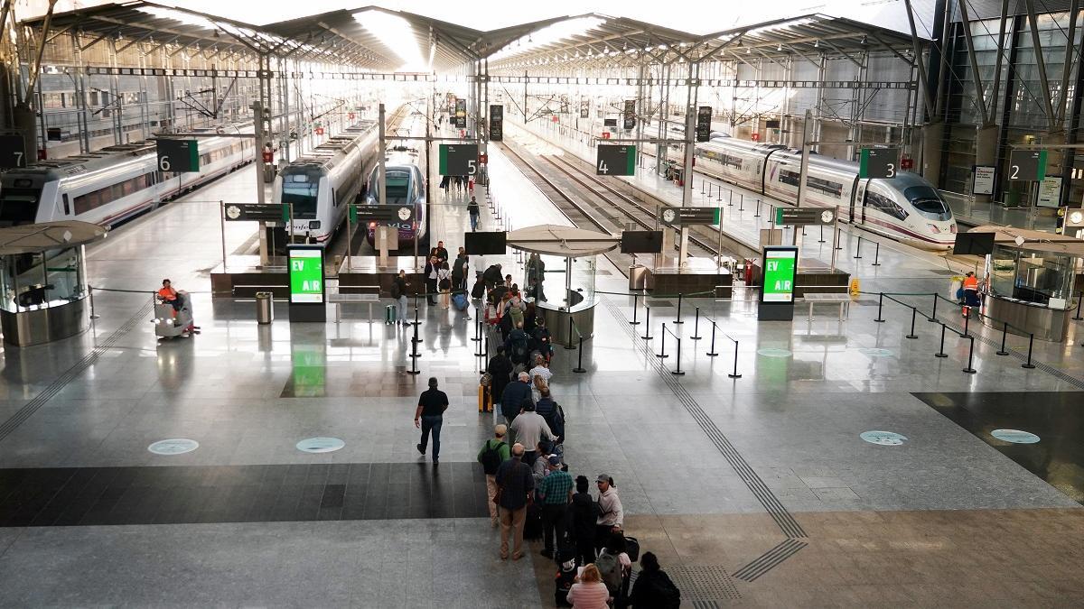 Viajeros estos días en la estacion María Zambrano de Málaga.