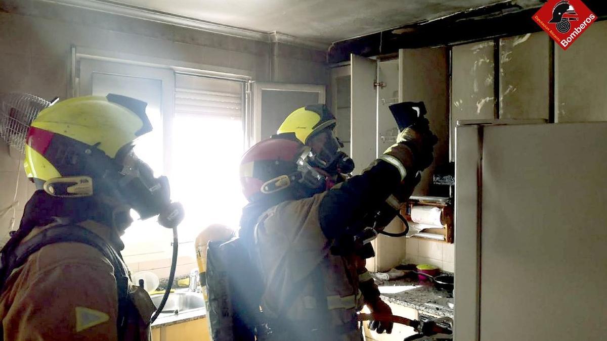 Los bomberos de Villena inspeccionando los daños ocasionados por el fuego.