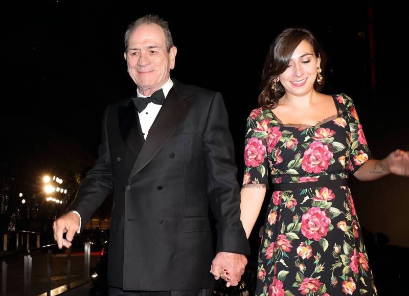 Victoria Jones junto a su padre, Tommy Lee Jones
