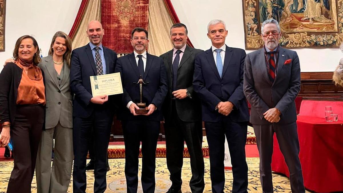 Antón Beiras (derecha), con sus compañeros del blog tras recoger el premio en Salamanca.