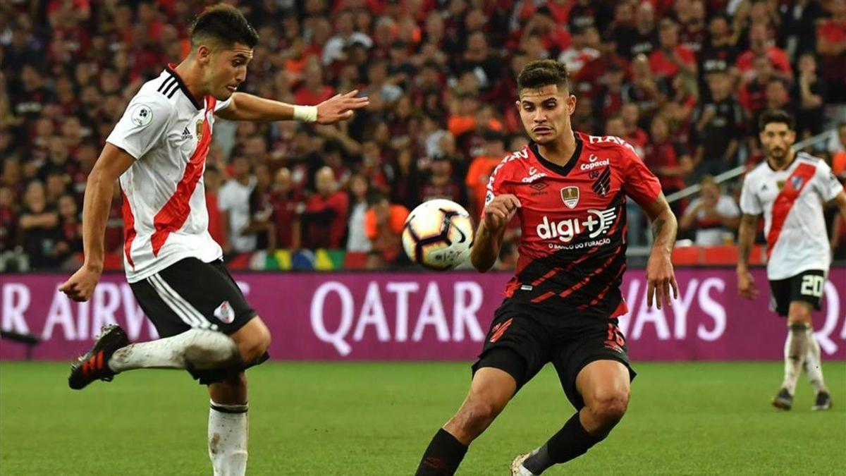 Bruno Guimaraes durante un encuentro ante River Plate