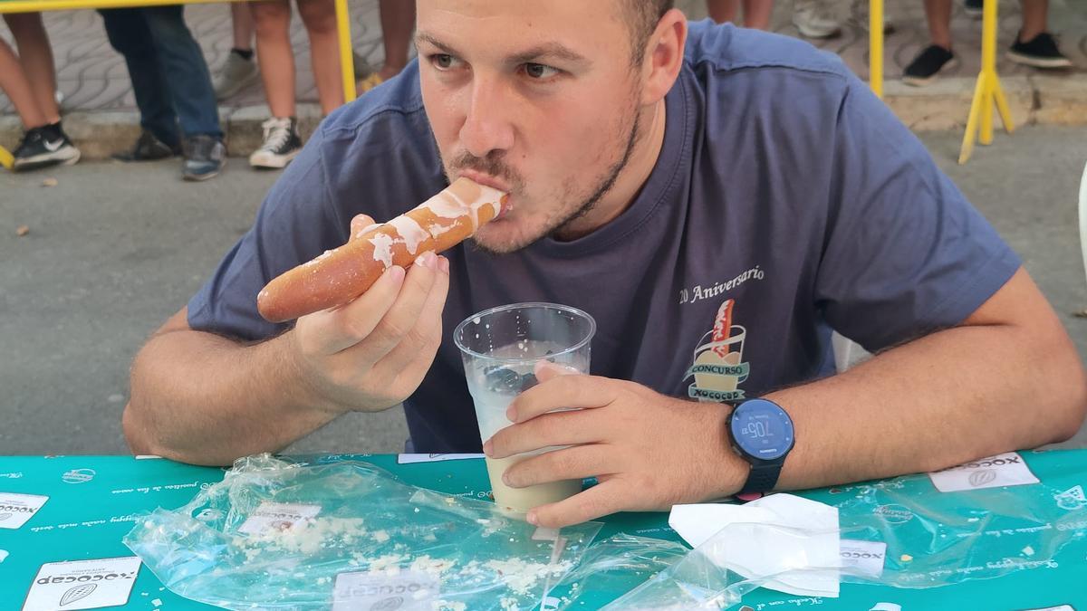 Campeonato de comer fartons en Xàtiva.