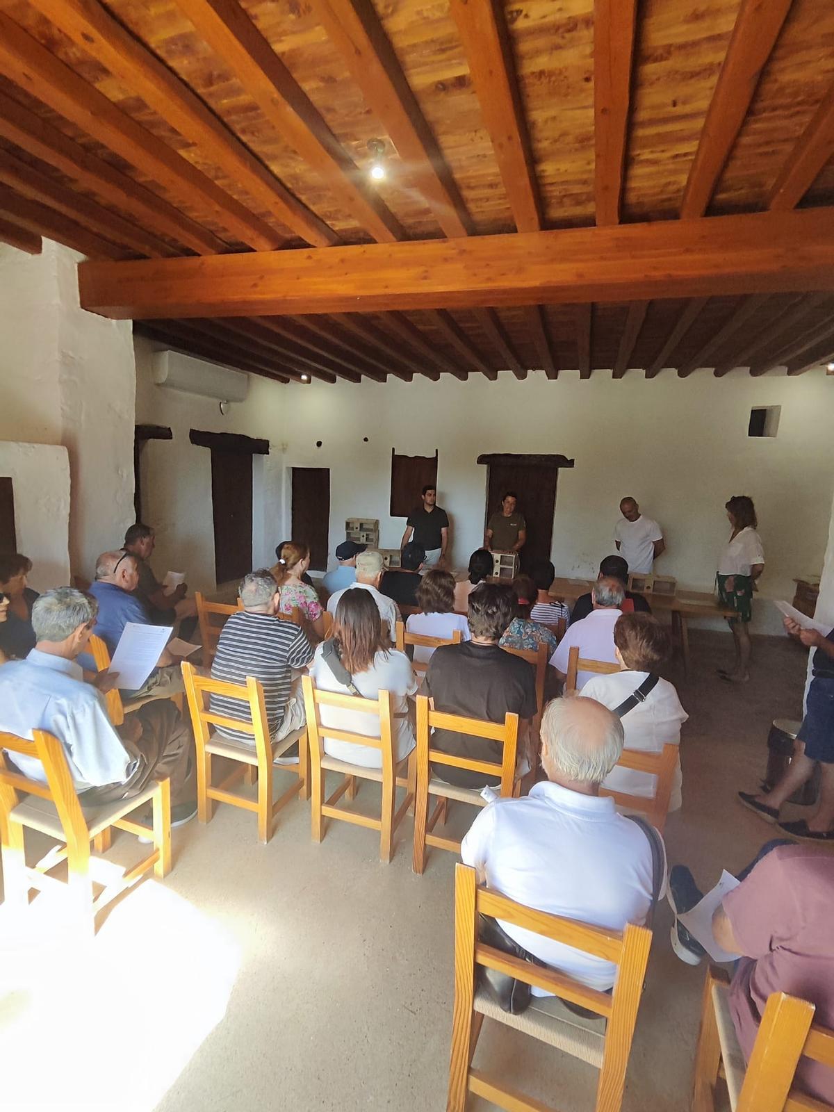 Un momento de la charla informativa celebrada en Can Tomeu.