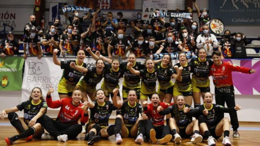 Las jugadoras del Mecalia Atlético Guardés celebran una victoria de esta temporada.