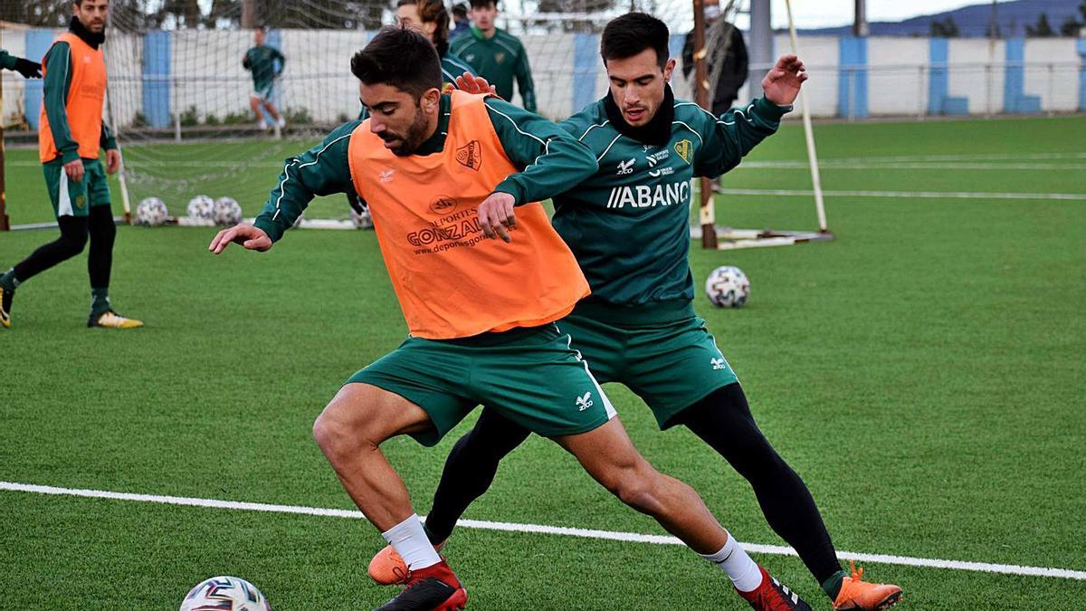 Antón, izquierda, y Aitor Aspas disputan un balón durante el entrenamiento de ayer en A Pirucha. |  // R.R.