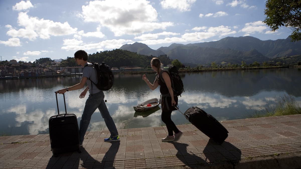 Turistas pasando a la vera del Sella.