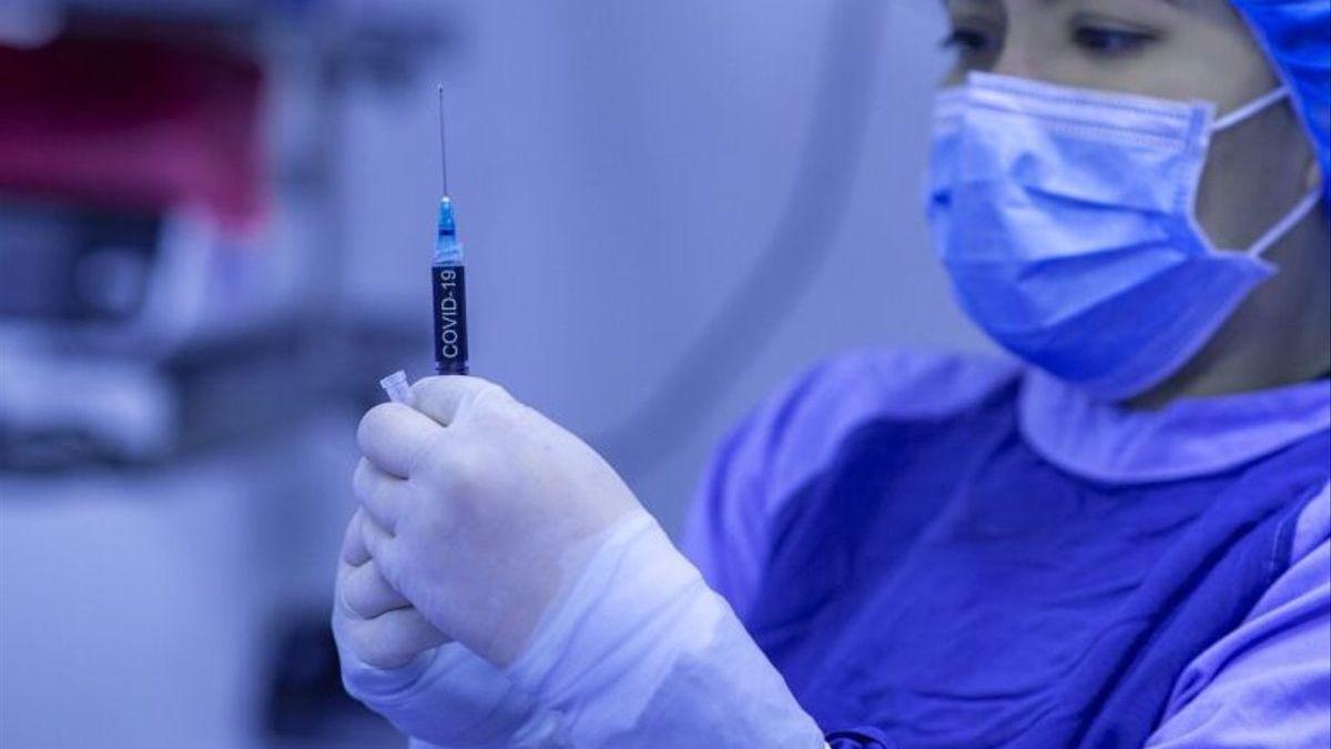 Sanidad propone elevar a 65 años el límite para vacunar con AstraZeneca
