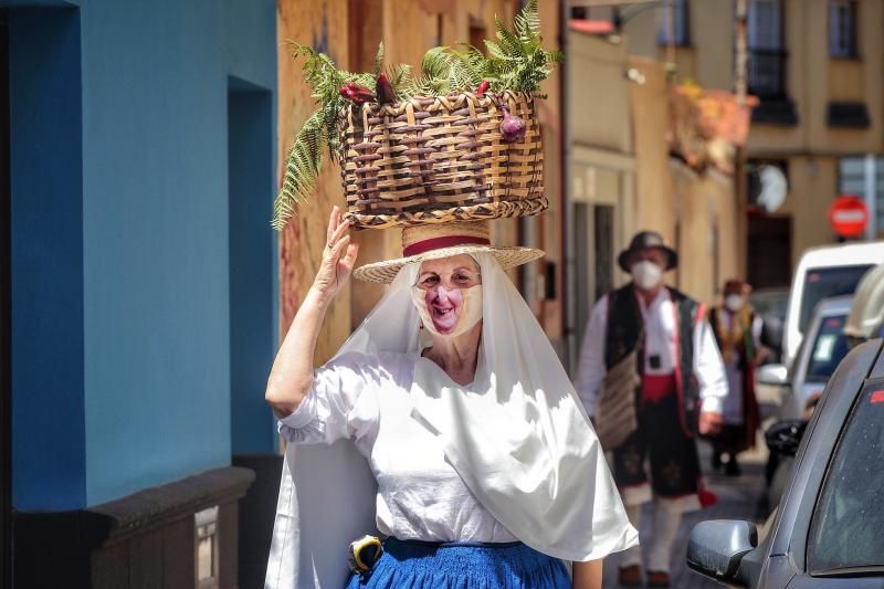 Ofrenda floral en honor a San Benito en el día que se hubiera celebrado la romería. Los balcones estarán engalanados. 12/07/20  | 12/07/2020 | Fotógrafo: María Pisaca Gámez