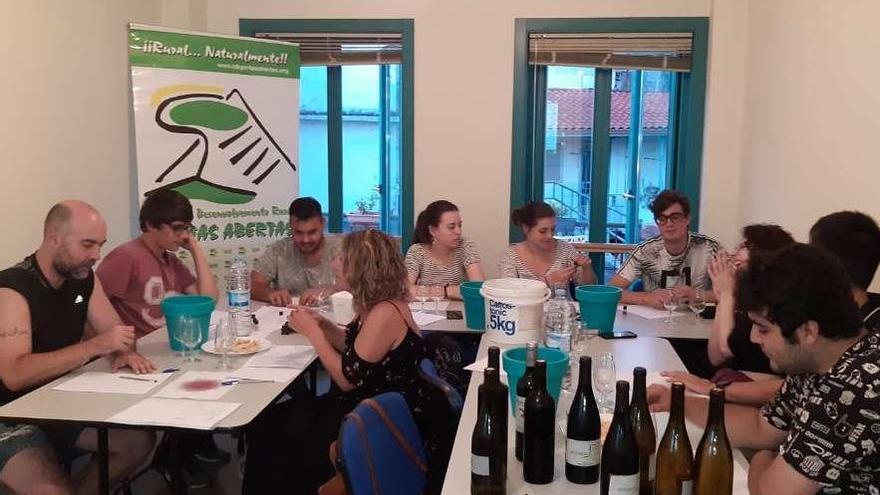 Participantes en el &quot;Curso de iniciación a la cata sensorial de vinos&quot;. // FdV