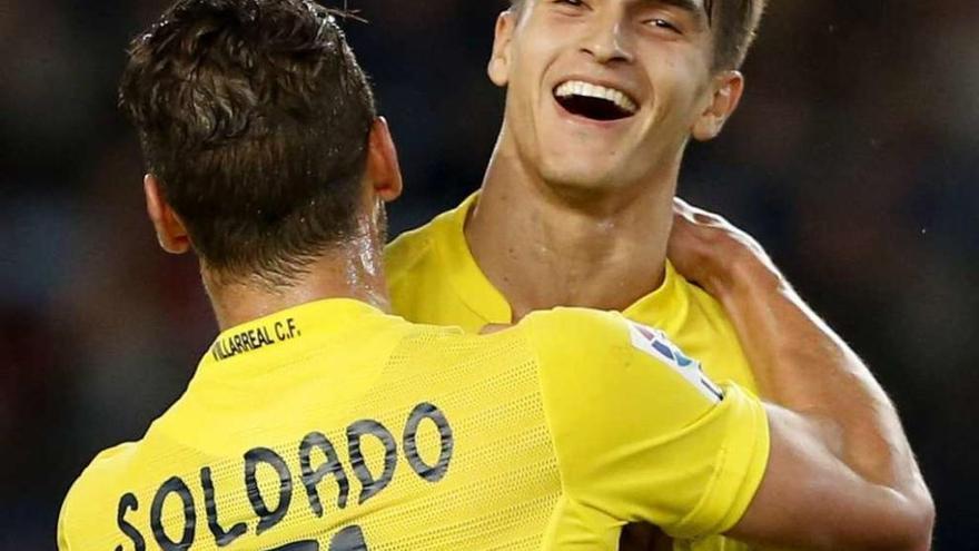 Soldado abraza a Denis Suárez tras un gol del gallego en Anoeta. // Efe