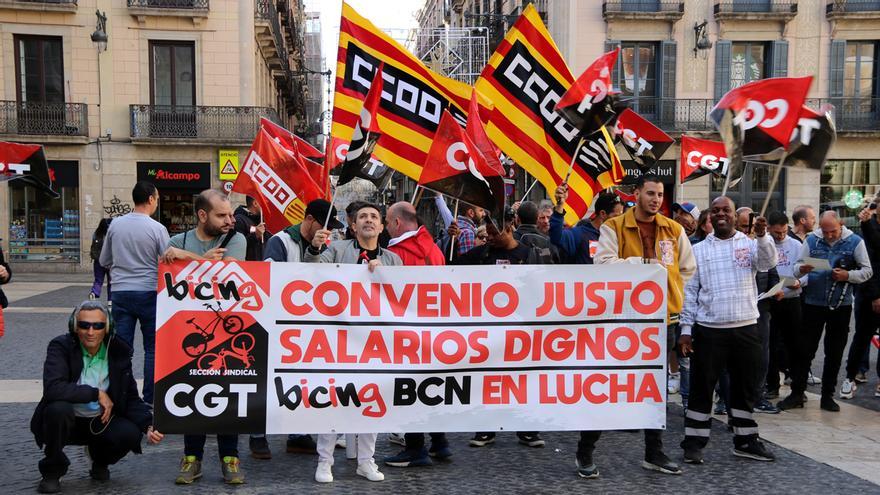 Los trabajadores de Bicing empiezan una huelga indefinida y protestan en la plaza de Sant Jaume
