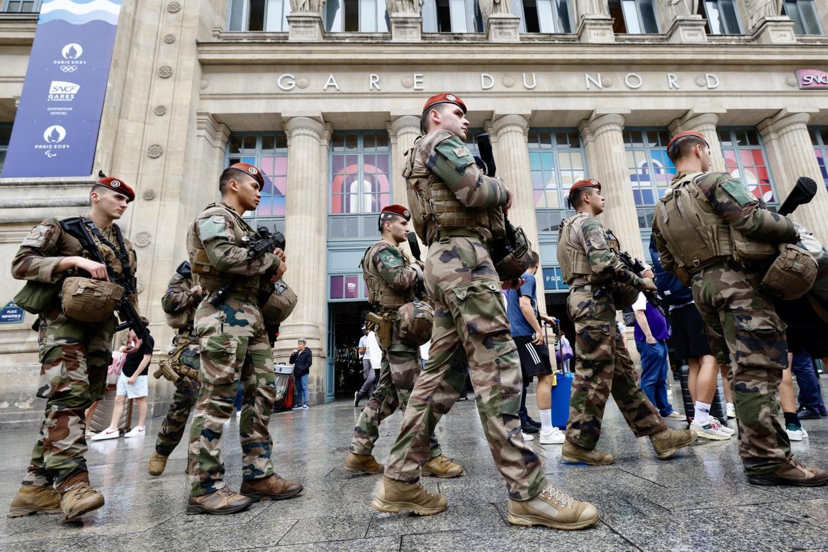 Paris (France), 26/07/2024.- French military personnel patrol outside Gare du Nord station in Paris, France, 26 July 2024. Frances high speed rail network TGV was severely disrupted on 26 July following a massive attack, according to train operator SNCF, just hours before the opening ceremony of the Paris 2024 Olympic games. French Transport Minister Patrice Vergriete condemned these criminal actions saying that they would seriously disrupt traffic until this weekend. Around 800,000 passengers are expected to be affected over the weekend. (Francia) EFE/EPA/RITCHIE B. TONGO