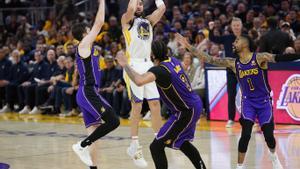 Klay Thompson anota un triple ante la vigilancia de los Lakers