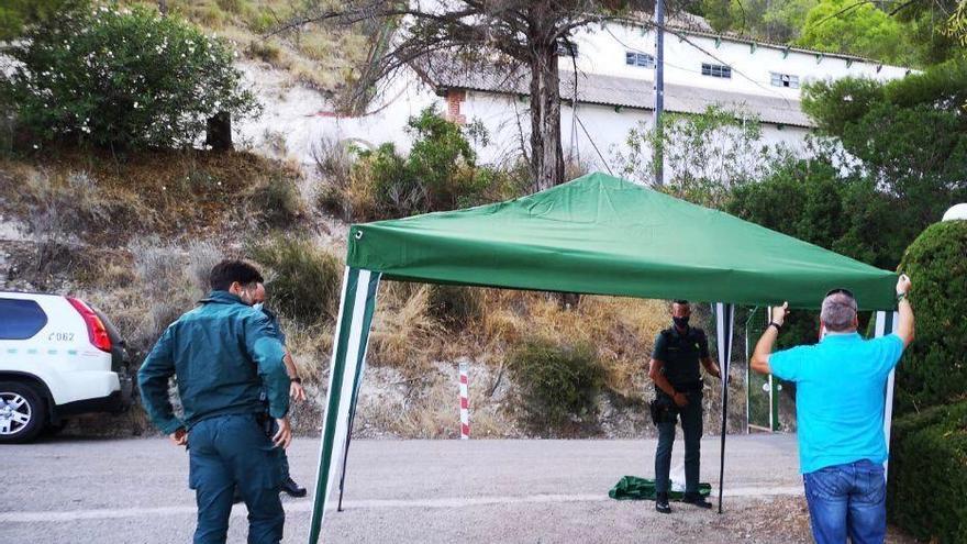 Instalación de uno de los toldos llevados por el secretario de Jucil al Cenajo.