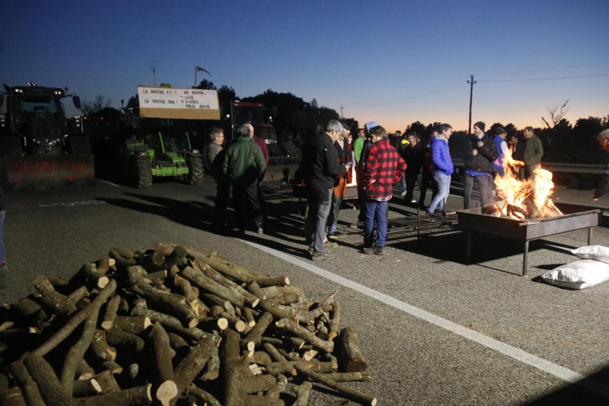 Els pagesos gironins han muntat brases al mig de l’autopista AP-7, on es preparen per sopar i fer nit