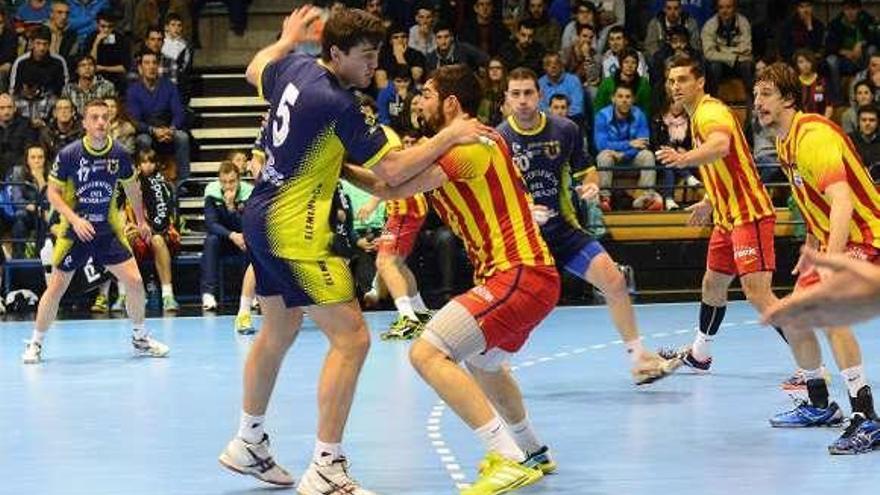 Serafín Pousada es defendido por Karabatic.