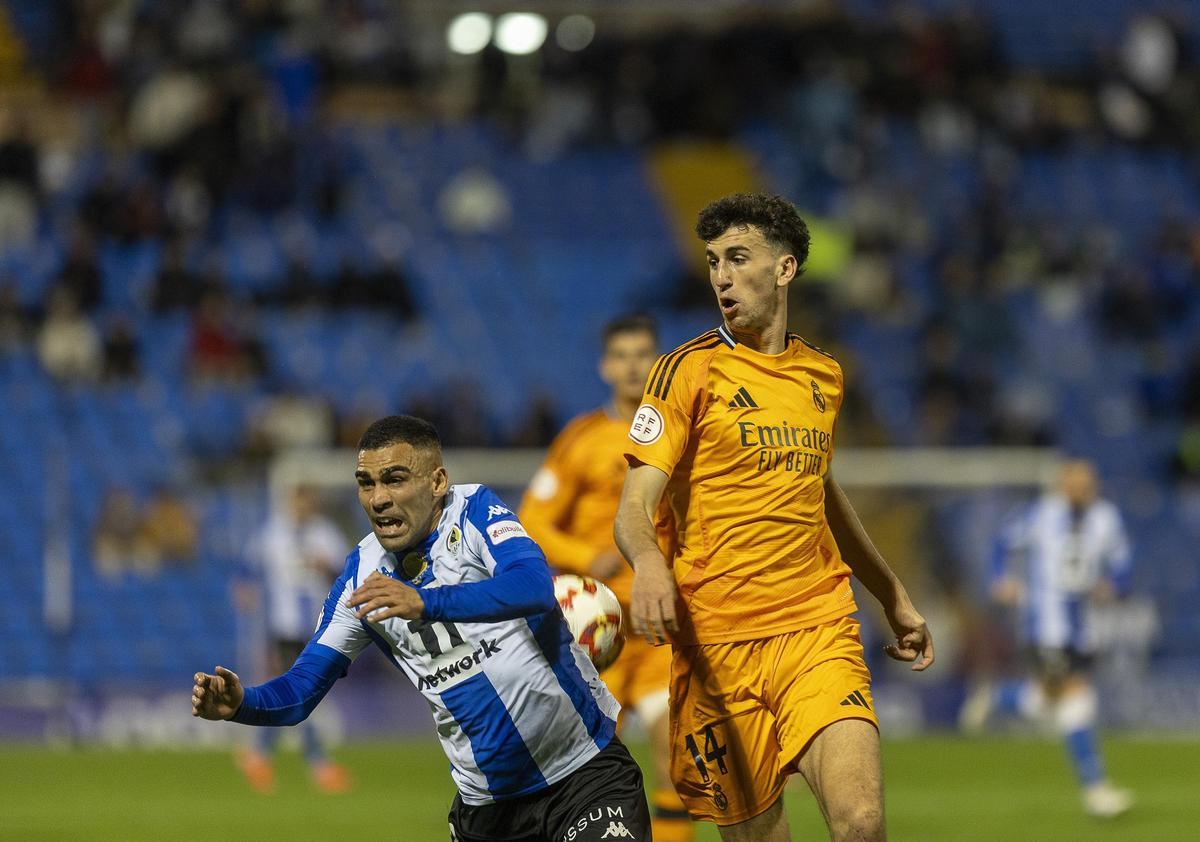 Jacobo le gana la posición a Dani Romera, que se cae al suelo después de contactar con el madridista.