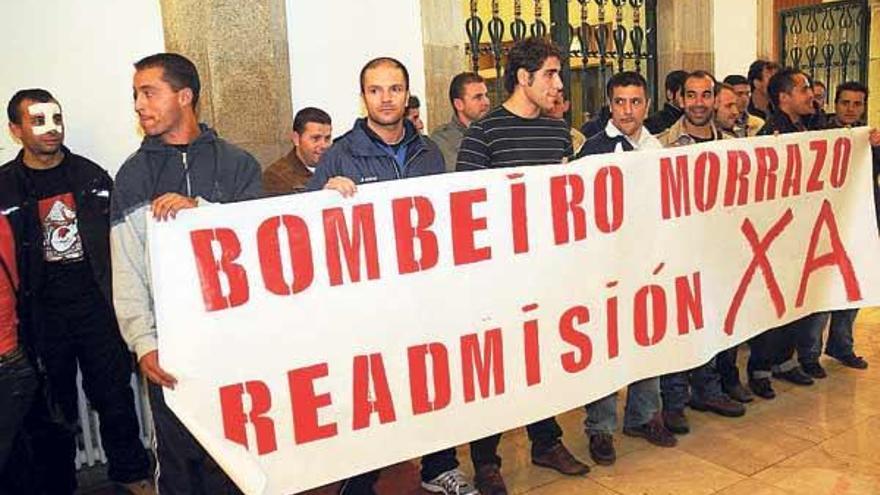 Una veintena de bomberos se manifestaron ayer en la sede de la Diputación.