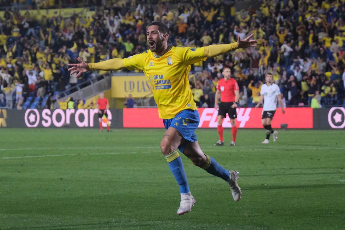 Álex Suárez festeja su tanto ante el Valencia, en la última victoria liguera amarilla.