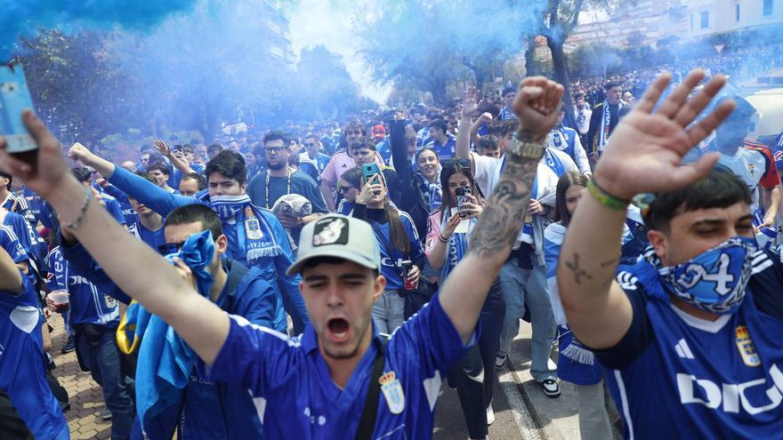 EN IMÁGENES: La afición del Oviedo toma Santander antes de enfrentarse al Racing