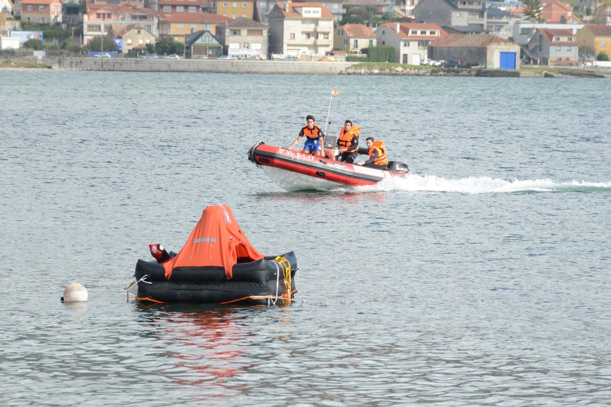 Escenas del simulacro de rescate frente a Moaña.