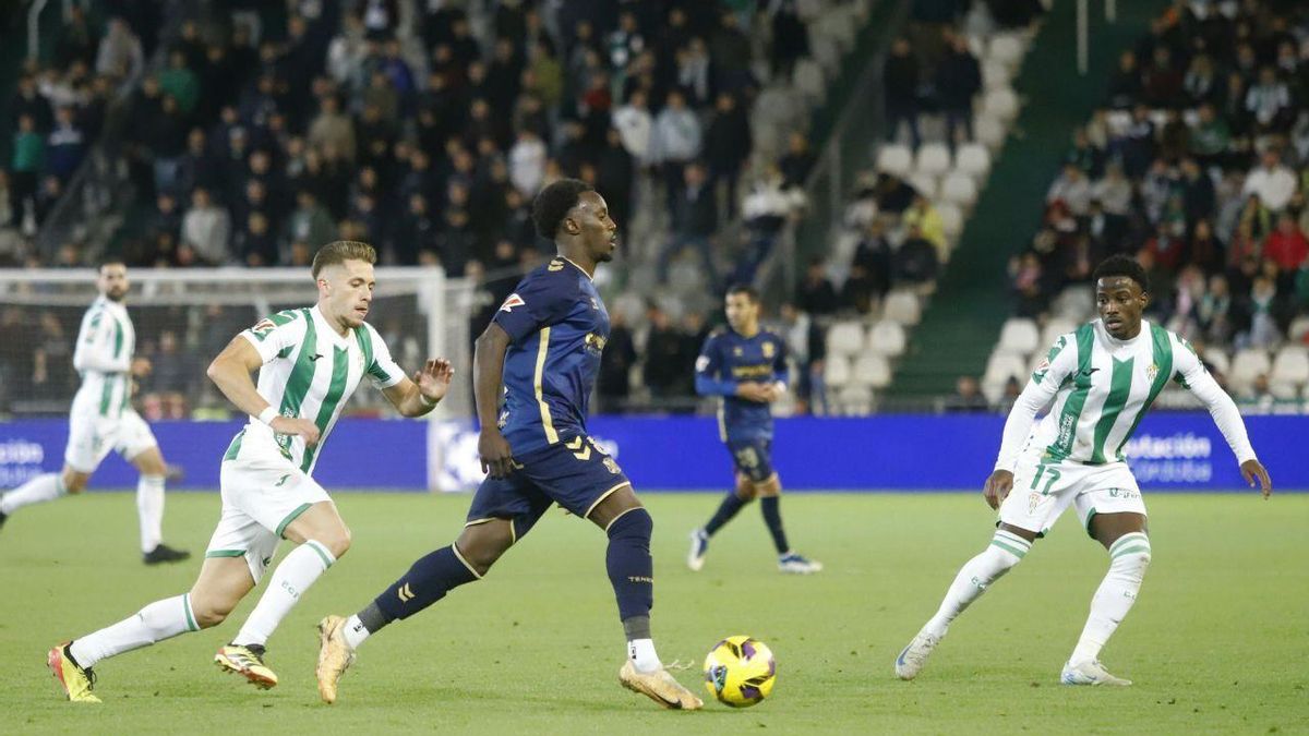 Diarra controla el esférico durante el Córdoba CF-Tenerife en El Arcángel del pasado curso.