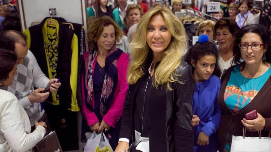 Norma Duval, rodeada de fans ayer en una tienda en Gijón.