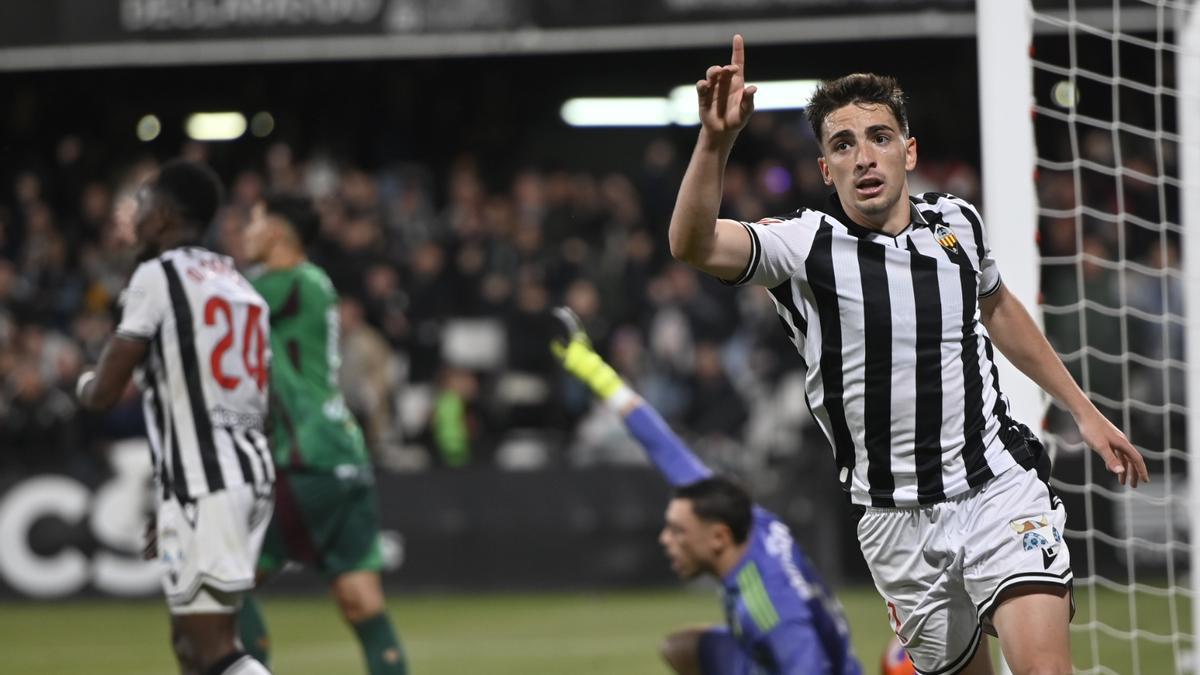 Cala celebra uno de los goles anulados al Castellón contra el Albacete, en el último y polémico duelo en casa.