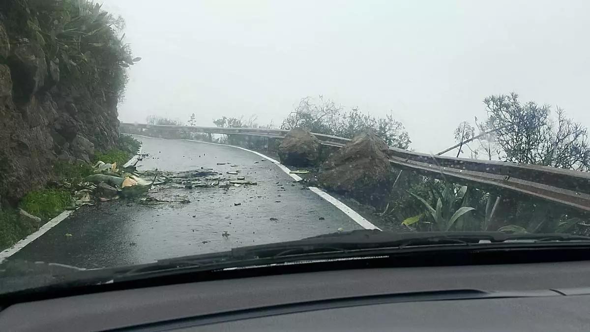 Rocas en la carretera que impiden el acceso, en Cazadores