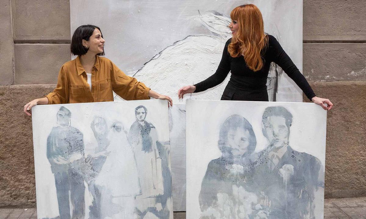 Celia Rico (izquierda) y Paula Bonet muestran algunos de los trabajos de la pintora sobre la obra de Rafael Chirbes.