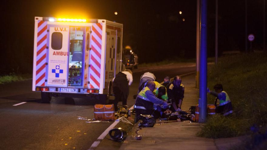 Los servicios de emergencia atienden a una joven herida en un accidente de moto en la carretera de la Plata.