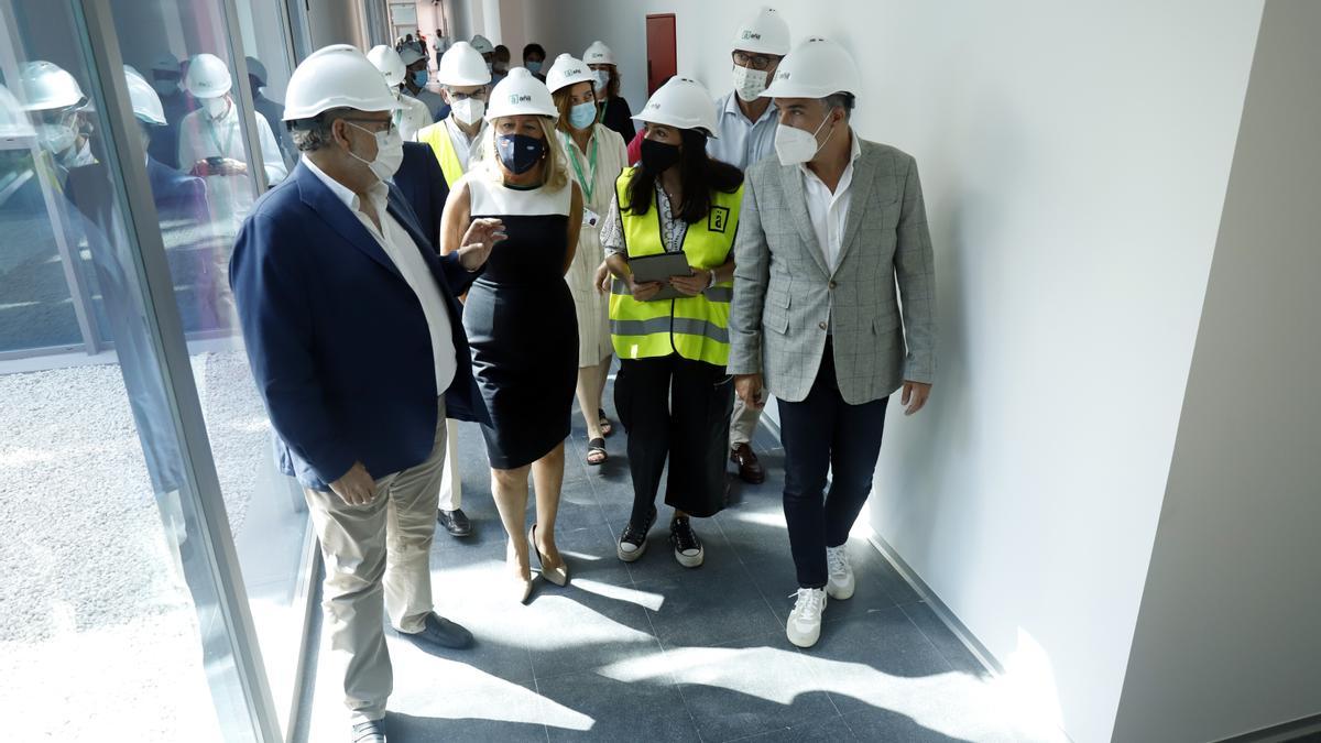 Elías Bendodo visita las obras del centro de salud San Pedro Alcántara