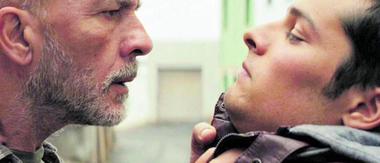 SauloTrujillo, a la derecha, en el papel de Daniel, en una escena de ‘Hierro’ con Darío Grandinetti , que encarna a Díaz. | | LP/DLP