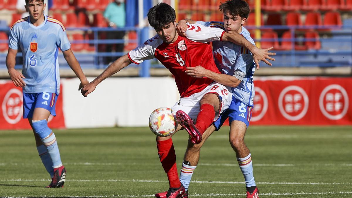 Partido sub 19 entre España y Dinamarca en Almendralejo.