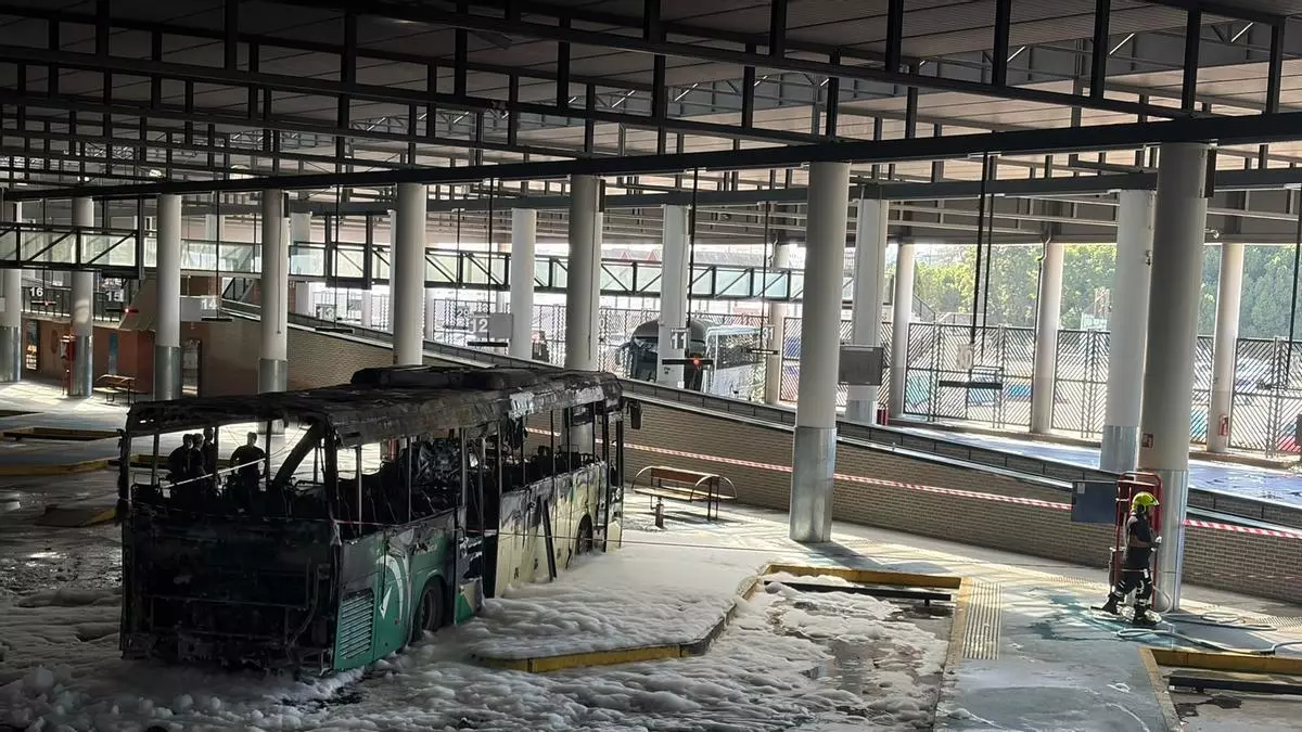 Restablecida la normalidad en una estación de Sevilla tras el incendio de un autobús