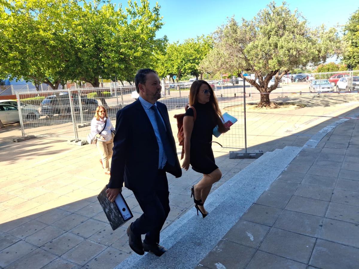 El concejal de Vox, junto a su abogada, al entrar en el juzgado