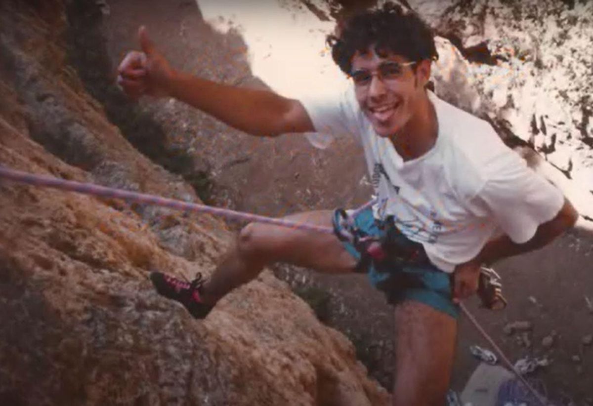 Una lesión le retiró de las pistas de atletismo, descubrió la escalada.