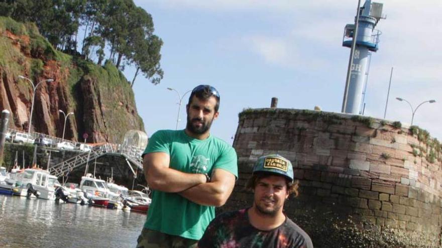 Por la izquierda, David García &quot;Lete&quot; y Rubén Álvarez posan con una piragua en el puerto candasín.