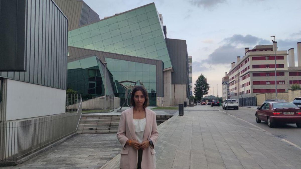 La concejala de Podemos Siero, Silvia Tárano, ante la Casa de Cultura de Pola de Siero, donde está ubicado el centro de estudios de la localidad.